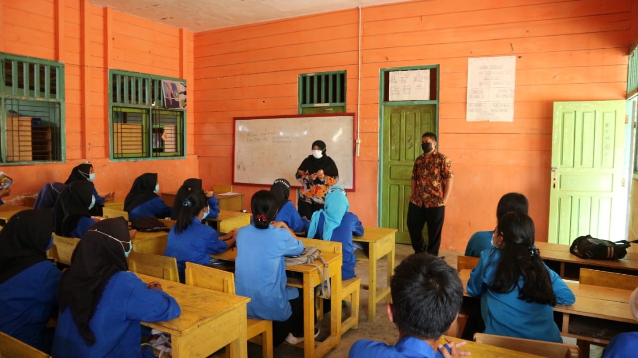The Importance of Health Protocol Implementation to Students of Sma Negeri 6 Bengkulu Utara: An Attempt to Prevent or Decrease The Spread of Covid-19 in Enggano Island The Importance of Health Protocol Implementation to Students of Sma Negeri 6 Bengkulu Utara: An Attempt to Prevent or Decrease The Spread of Covid-19 in Enggano Island