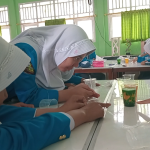 PPM Kimia UNIB: Tingkatkan Pemahaman Sains Siswa SMA Negeri 2 Bengkulu Selatan Melalui Eksperimen Sederhana