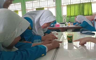 PPM Kimia UNIB: Tingkatkan Pemahaman Sains Siswa SMA Negeri 2 Bengkulu Selatan Melalui Eksperimen Sederhana