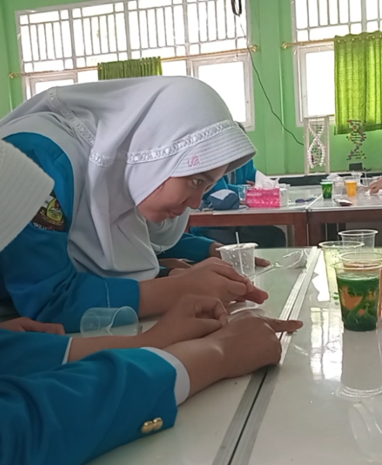 PPM Kimia UNIB: Tingkatkan Pemahaman Sains Siswa SMA Negeri 2 Bengkulu Selatan Melalui Eksperimen Sederhana