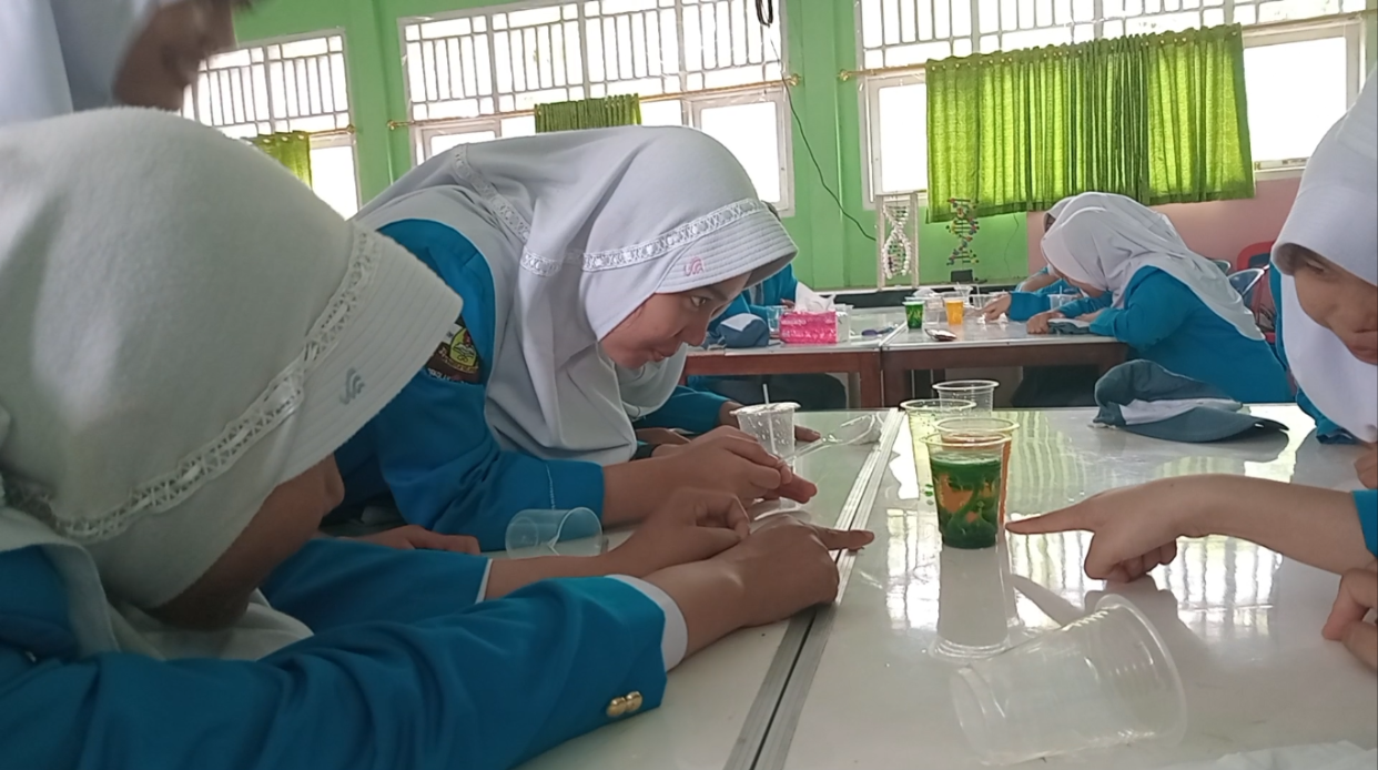 PPM Kimia UNIB: Tingkatkan Pemahaman Sains Siswa SMA Negeri 2 Bengkulu Selatan Melalui Eksperimen Sederhana