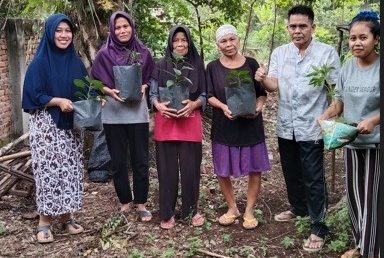UTILIZING THE YARD FOR CHILLI GROWING WITH A SPRINKLE SPRAYER MODEL FOR THE WELFARE DEVELOPMENT GROUP OF THE JASMATI FAMILY IN TALANG PAUH KELAPA VILLAGE, CENTRAL BENGKULU UTILIZING THE YARD FOR CHILLI GROWING WITH A SPRINKLE SPRAYER MODEL FOR THE WELFARE DEVELOPMENT GROUP OF THE JASMATI FAMILY IN TALANG PAUH KELAPA VILLAGE, CENTRAL BENGKULU