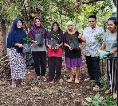 UTILIZING THE YARD FOR CHILLI GROWING WITH A SPRINKLE SPRAYER MODEL FOR THE WELFARE DEVELOPMENT GROUP OF THE JASMATI FAMILY IN TALANG PAUH KELAPA VILLAGE, CENTRAL BENGKULU UTILIZING THE YARD FOR CHILLI GROWING WITH A SPRINKLE SPRAYER MODEL FOR THE WELFARE DEVELOPMENT GROUP OF THE JASMATI FAMILY IN TALANG PAUH KELAPA VILLAGE, CENTRAL BENGKULU