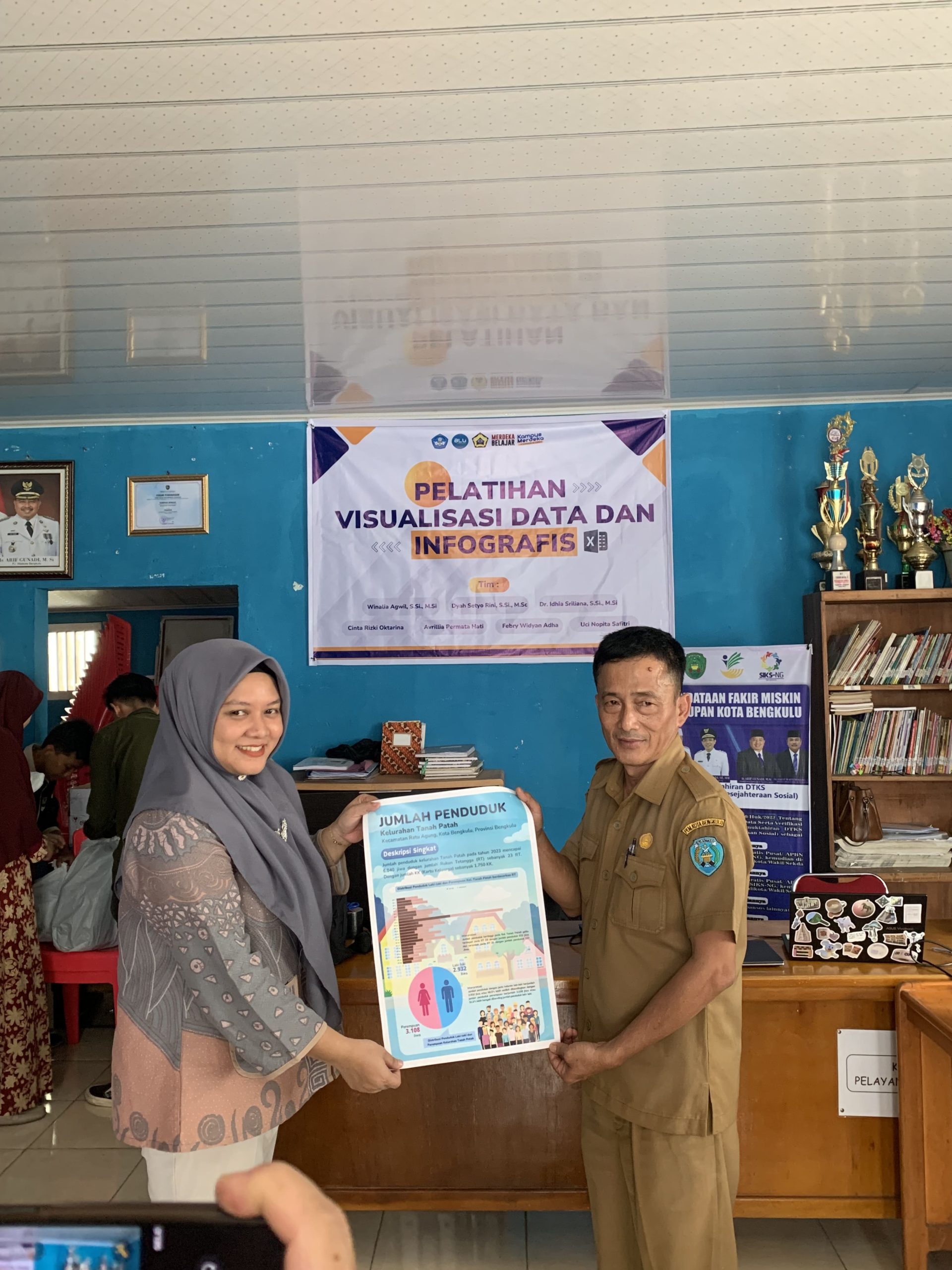 Community Service with the Theme ‘Pelatihan Visualisasi Data dan Infografis’ in Realizing ‘Desa Cakap Statistik’ (Cantik) Community Service with the Theme ‘Pelatihan Visualisasi Data dan Infografis’ in Realizing ‘Desa Cakap Statistik’ (Cantik)