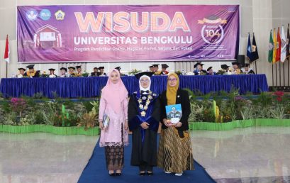 The rector of Bengkulu University, Dr. Retno Agustina Ekaputri, welcomed the return of the new Statistics doctoral graduate, Dr. Idhia Sriliana, S.Si., M.Si., from the Sepuluh November Institute of Technology, Surabaya.