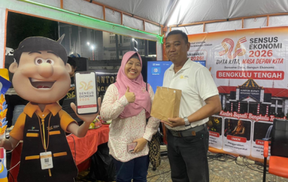 Coordinator of the Bachelor of Statistics Program, FMIPA, Universitas Bengkulu Visits Central Bengkulu Statistics Office Booth and Supports Student Interns