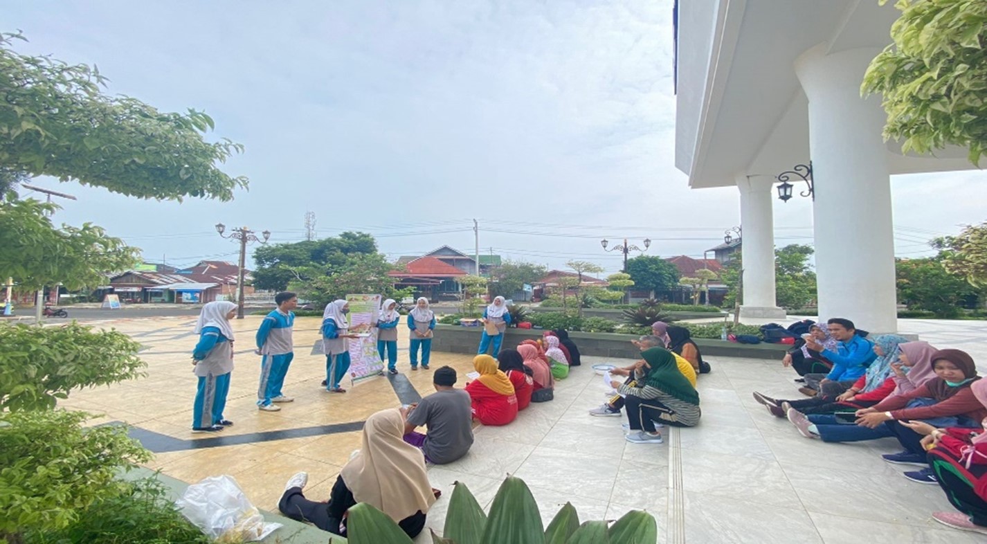 PENINGKATAN KUALITAS HIDUP LANSIA MELALUI AKTIFITAS FISIK DAN EDUKASI MASYARAKAT PENINGKATAN KUALITAS HIDUP LANSIA MELALUI AKTIFITAS FISIK DAN EDUKASI MASYARAKAT
