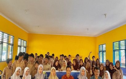 Edukasi Remaja Sayangi Ginjal Sebagai Upaya Preventif Kejadian Gagal Ginjal pada Remaja di SMPN 21 Bengkulu Tengah oleh Tim Pengabdian Masyarakat Dosen Prodi D3 Keperawatan Universitas Bengkulu