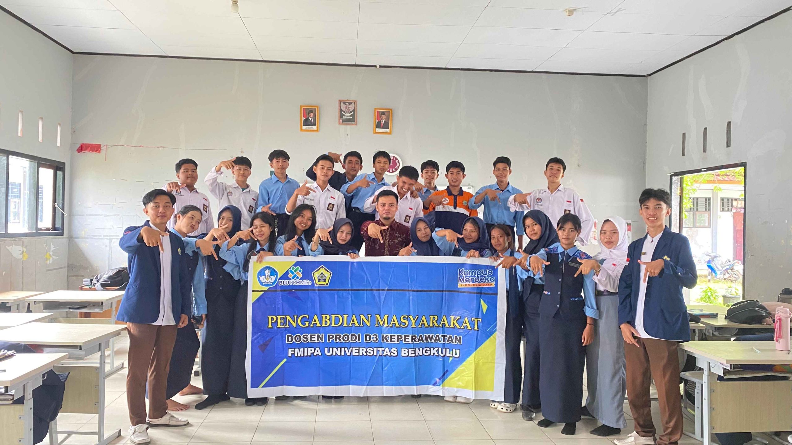 Gerakan Siswa Tanggap Darurat: Dosen Edukasi Teknik C-Spine Control bagi Siswa SMKN 7 Kota Bengkulu