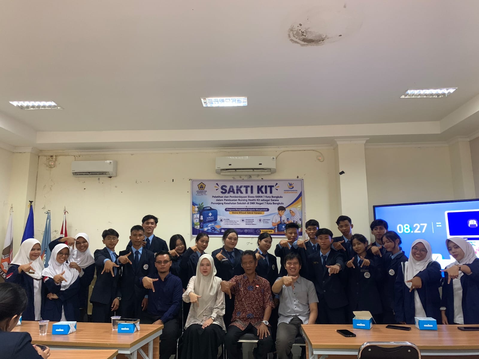 SAKTI KIT: Pelatihan dan Pemberdayaan Siswa SMKN 7 Kota Bengkulu dalam Pembuatan Nursing Health Kit sebagai Sarana Penunjang Kesehatan Sekolah SAKTI KIT: Pelatihan dan Pemberdayaan Siswa SMKN 7 Kota Bengkulu dalam Pembuatan Nursing Health Kit sebagai Sarana Penunjang Kesehatan Sekolah