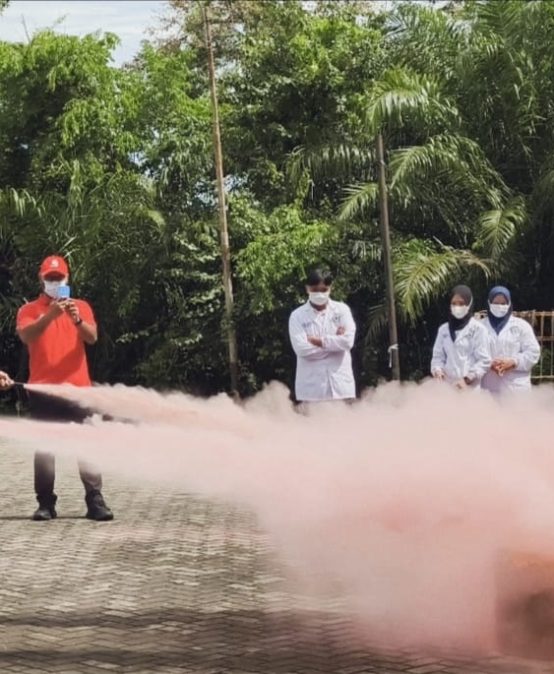 Program Studi D3 Laboratorium Sains Gelar Pelatihan Penggunaan APAR bagi Mahasiswa Mata Kuliah K3
