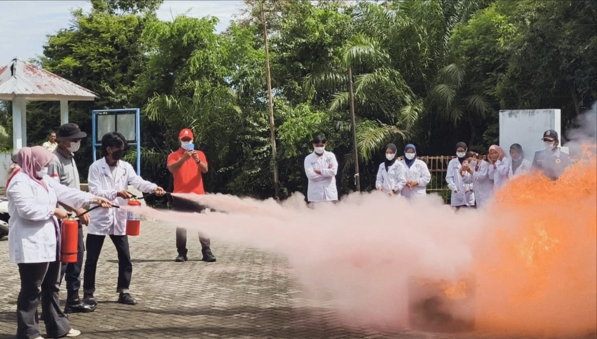 Program Studi D3 Laboratorium Sains Gelar Pelatihan Penggunaan APAR bagi Mahasiswa Mata Kuliah K3