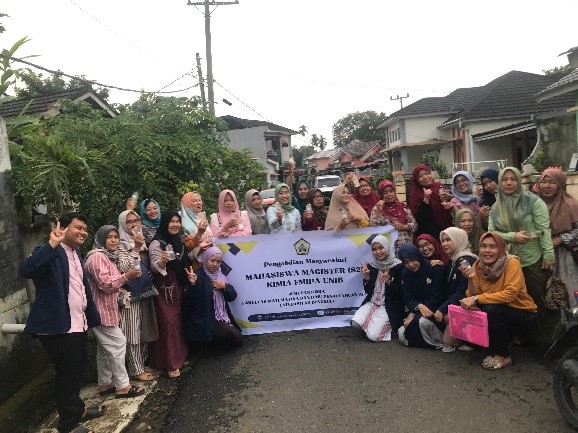 SOSIALISASI DAN PELATIHAN PEMBUATAN DETERJEN CAIR TERHADAP IBU-IBU KELOMPOK ARISAN DI PERUMAHAN AL-KAUTSAR 2 RT 24 RW 3 KELURAHAN BENTIRING PERMAI SOSIALISASI DAN PELATIHAN PEMBUATAN DETERJEN CAIR TERHADAP IBU-IBU KELOMPOK ARISAN DI PERUMAHAN AL-KAUTSAR 2 RT 24 RW 3 KELURAHAN BENTIRING PERMAI