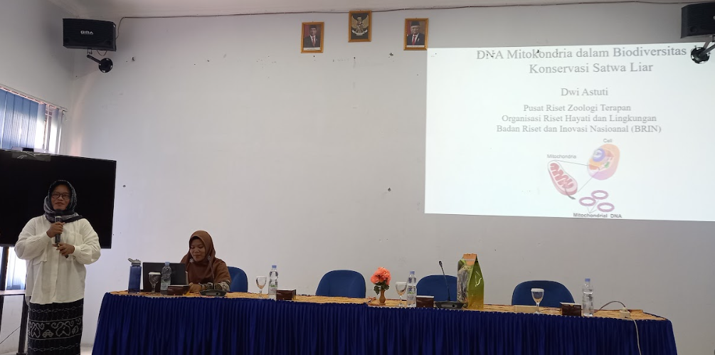 Dr. Dwi Astuti, M.Sc as one of the ornithologist experts from the National Research and Innovation Agency (BRIN) gave a general lecture at the Biology Department, FMIPA UNIB Dr. Dwi Astuti, M.Sc as one of the ornithologist experts from the National Research and Innovation Agency (BRIN) gave a general lecture at the Biology Department, FMIPA UNIB