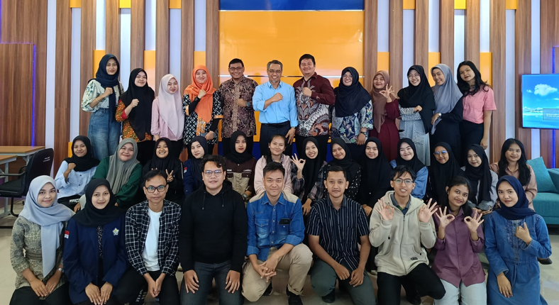 Visiting Professor from University of Malaya, Prof. Dr. Rosli Bin Ramli talked about “Conservation of Biology” Course in the Biology Visiting Class Visiting Professor from University of Malaya, Prof. Dr. Rosli Bin Ramli talked about “Conservation of Biology” Course in the Biology Visiting Class