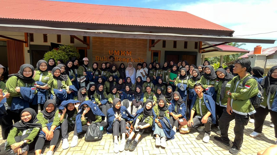 Kuliah Lapangan dengan Tema “Pemanfaatan Jeruk Kalamansi sebagai Bahan Baku Sirup dan Minyak Atsiri Di UMKM Bukit Bengkulu” Kuliah Lapangan dengan Tema “Pemanfaatan Jeruk Kalamansi sebagai Bahan Baku Sirup dan Minyak Atsiri Di UMKM Bukit Bengkulu”