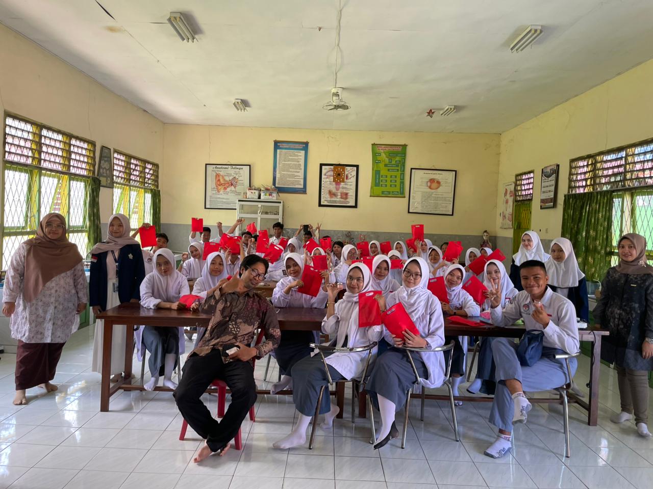 Pengabdian Kepada Masyarakat Dalam Kegiatan Pelatihan Pembuatan Gel Aromaterapi Antinyamuk “Kelepelent” Pada Siswa Sma Plus Negeri 7 Bengkulu Oleh Tim Dosen Dan Mahasiswa Program Studi D3 Farmasi Universitas Bengkulu