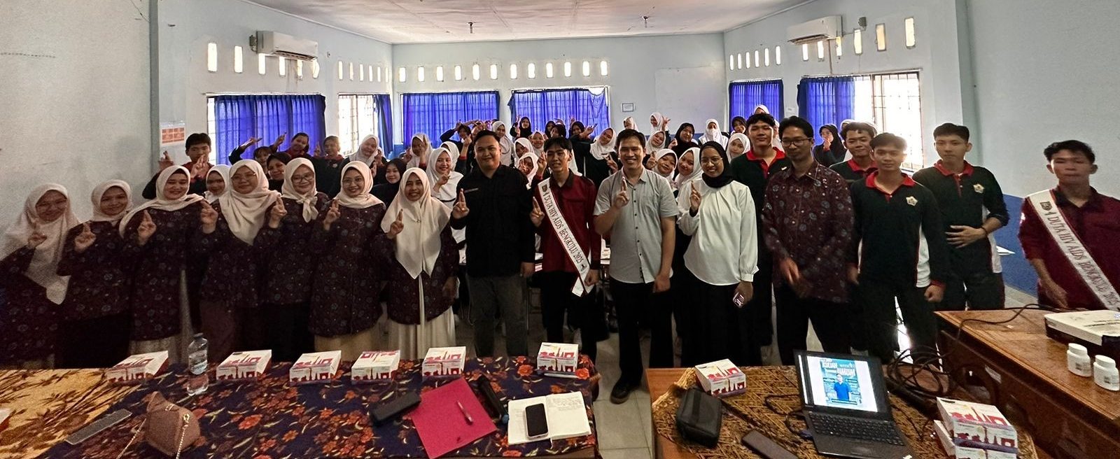 Prodi D3 Farmasi FMIPA UNIB Gelar Kuliah Umum tentang Peran Profesi Farmasi dalam Edukasi dan Pemberian Informasi Obat ARV pada ODHA Prodi D3 Farmasi FMIPA UNIB Gelar Kuliah Umum tentang Peran Profesi Farmasi dalam Edukasi dan Pemberian Informasi Obat ARV pada ODHA