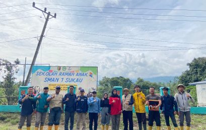 Lecturers and Students of the Physics Department Promoting FMIPA while Conducting Research at Lampung