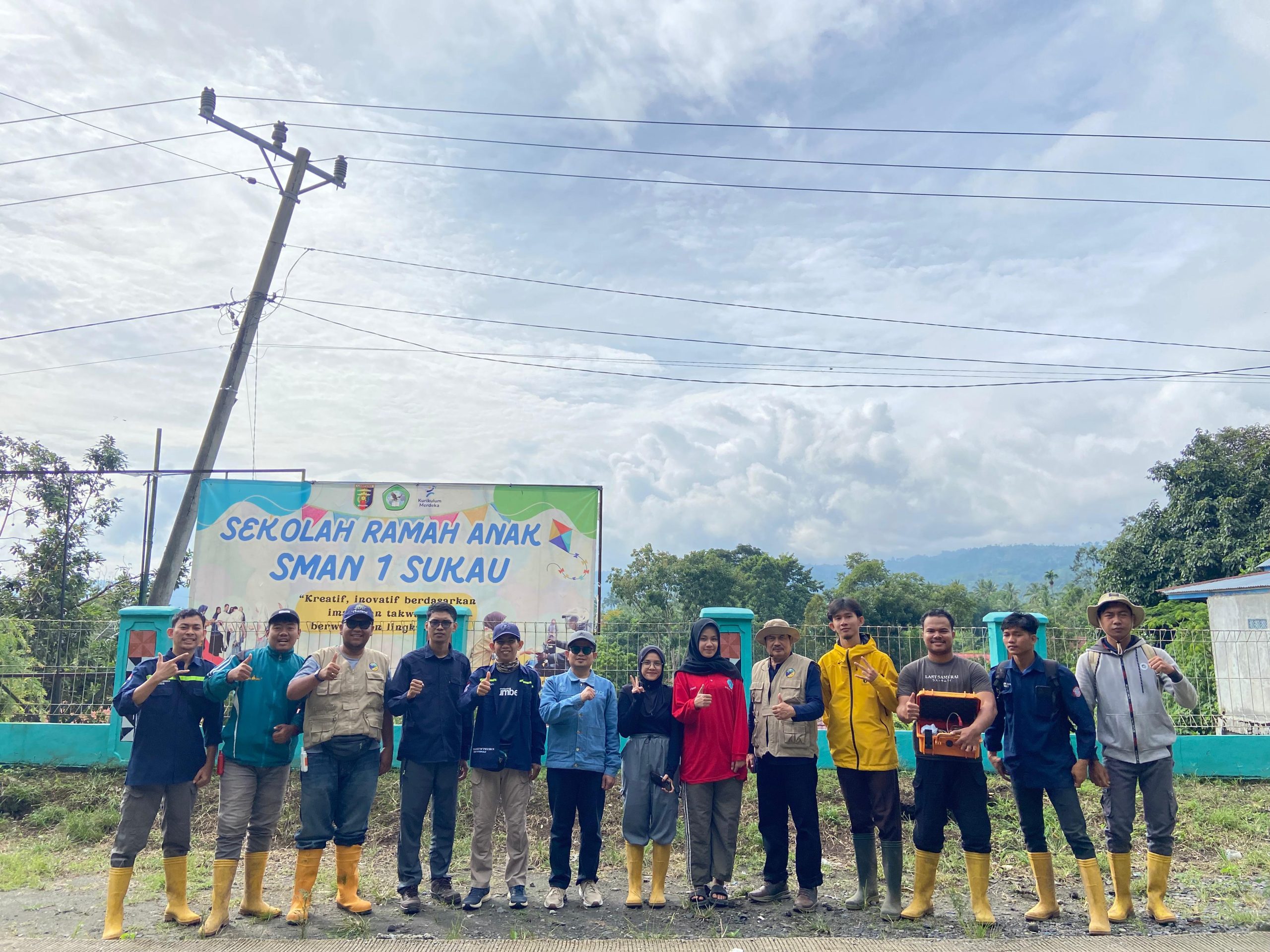 Lecturers and Students of the Physics Department Promoting FMIPA while Conducting Research at Lampung Lecturers and Students of the Physics Department Promoting FMIPA while Conducting Research at Lampung