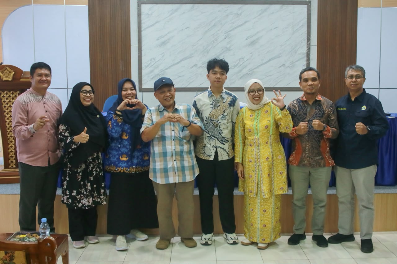 Syukuran Pengukuhan Prof. Dr. Evi Maryanti, S.Si., M.Si. sebagai Guru Besar Bidang Kimia Syukuran Pengukuhan Prof. Dr. Evi Maryanti, S.Si., M.Si. sebagai Guru Besar Bidang Kimia